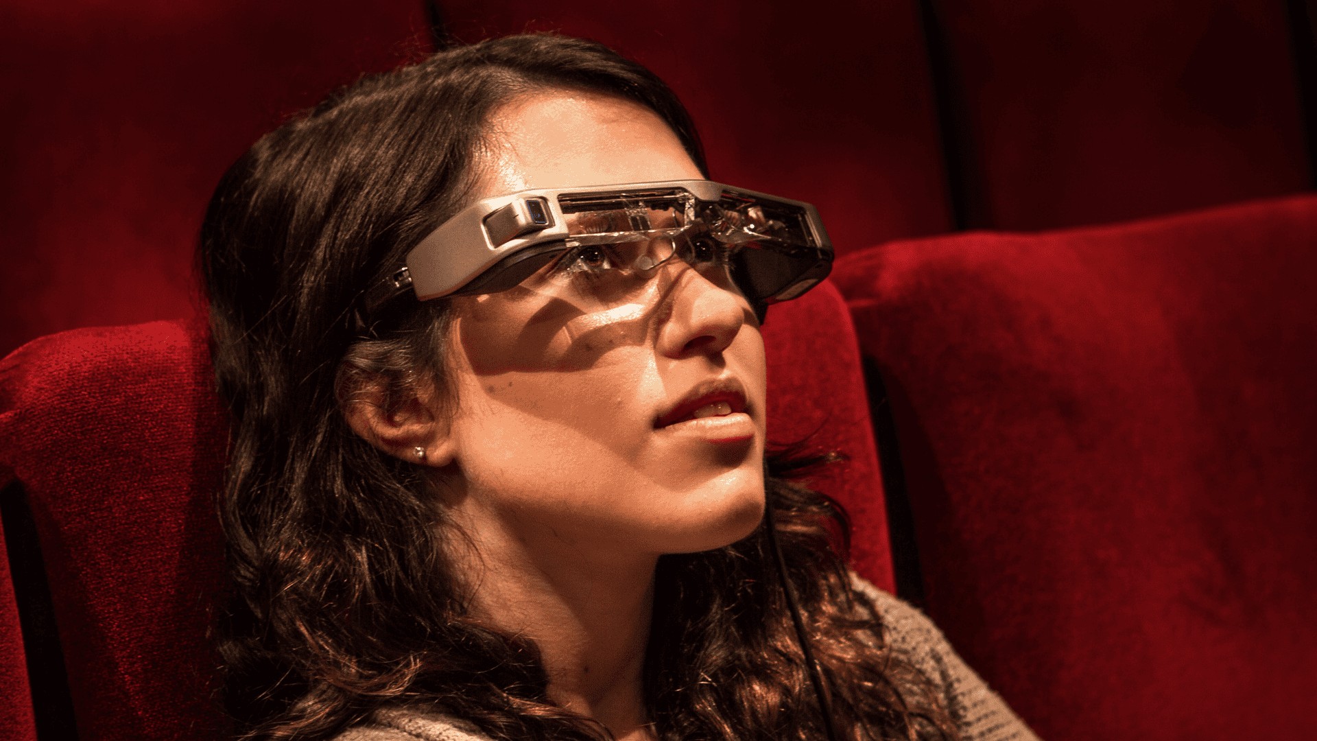 Une spectatrice utilise des lunettes connectées Panthea dans une salle de spectacle